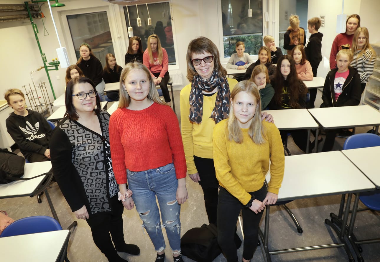 Pyhäjoen Saaren koulun lehtori Kirsi Rautio (vas.), kirjoituskisassa toiseksi tullut Peppi Impola, Merijärven Koivupuhdon koulun lehtori Taina Palola, kolmannelle sijalle tullut Saana Röyttä sekä Saaren koulun 8A-luokan oppilaat iloitsevat luokkaretkistipendeistä.