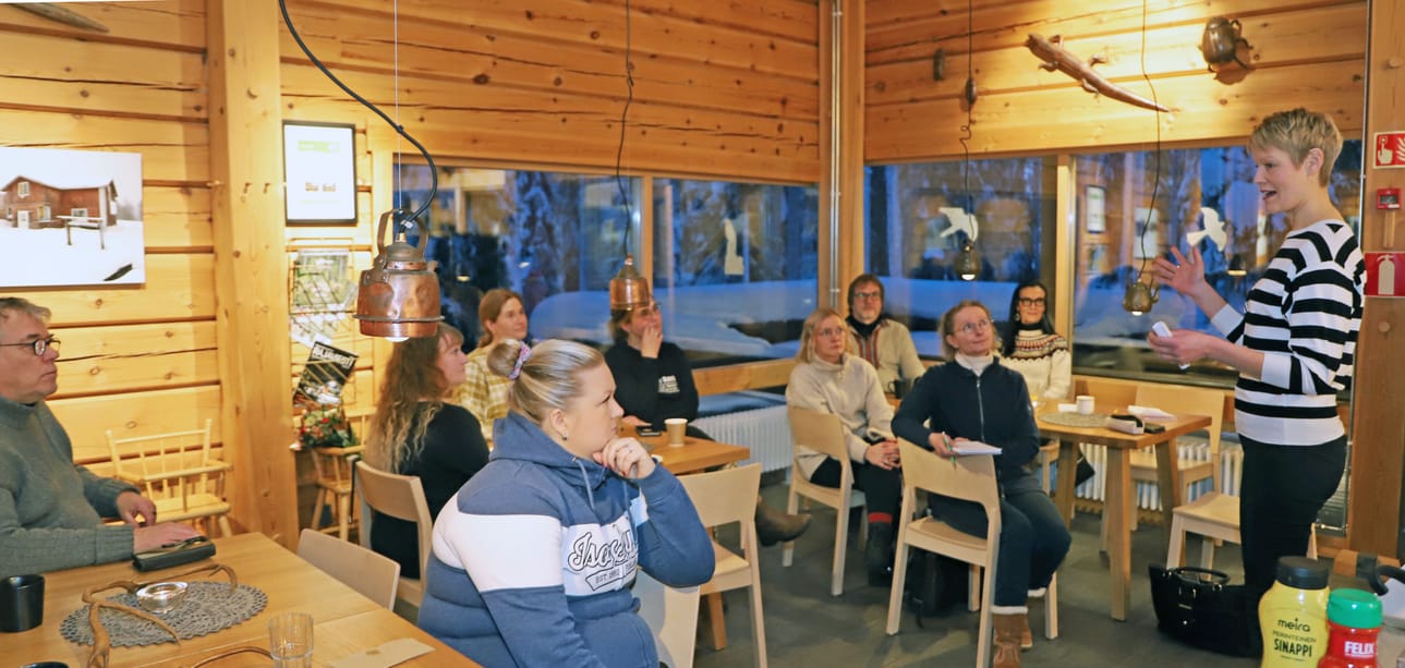Yrittäjien aamukahvit on tarkoitettu kaikille yrittäjille ja yrittäjyydestä kiinnostuneille henkilöille. Viime perjantaina aamukahvien vierailijana oli Kempeleen kunnan elinvoimajohtaja, Pudasjärveltä kotoisin oleva Miia Marjanen.