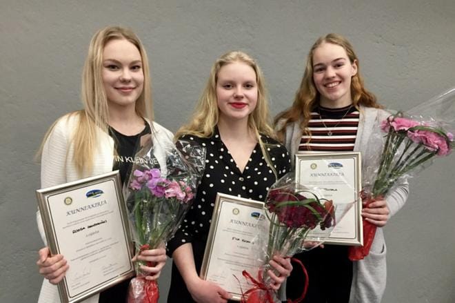 Puhetaitokilpailun voittajakolmikko Roosa Haapamäki( vas. 2.palkinto), Fiia Isoaho (1. palkinto) sekä Neea Rintala (3.palkinto).