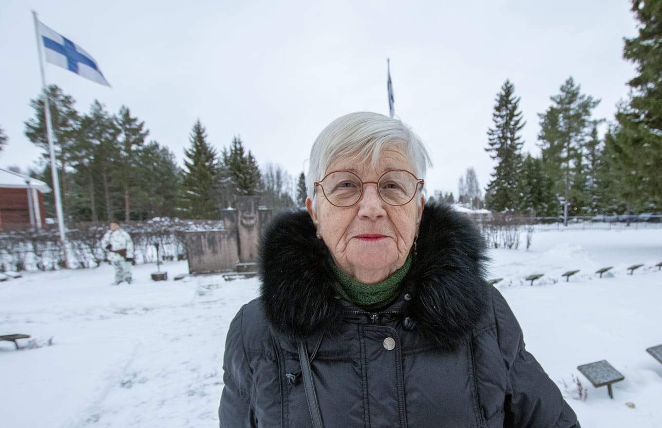 Seija Tolonen menetti sodassa isänsä. Hänen vastikään edesmennyt puolisonsa menetti isänsä, setänsä ja enonsa.