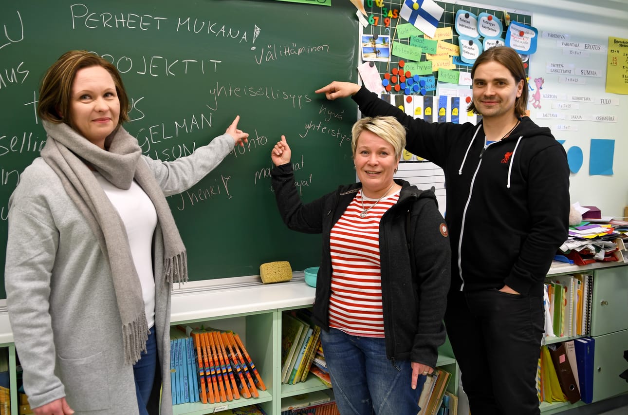Anu Juho, Riikka Säkkinen ja Risto-Matti Heikkilä listasivat taululle Törmäsen koulun hyviä puolia. Yhteisöllisyys nousee tärkeimmäksi.