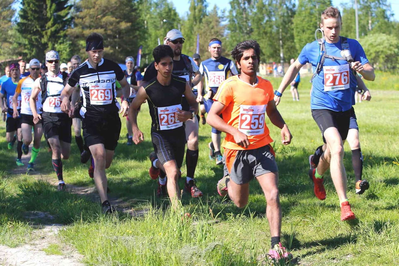 Miesten kärkinelikko Naveen Kohtaniemi (259), Ravinder Kohtaniemi (260), Markku Myllylahti (269) ja Lauri Peltoniemi (276) olivat kärkipaikoilla heti lähdön jälkeen.