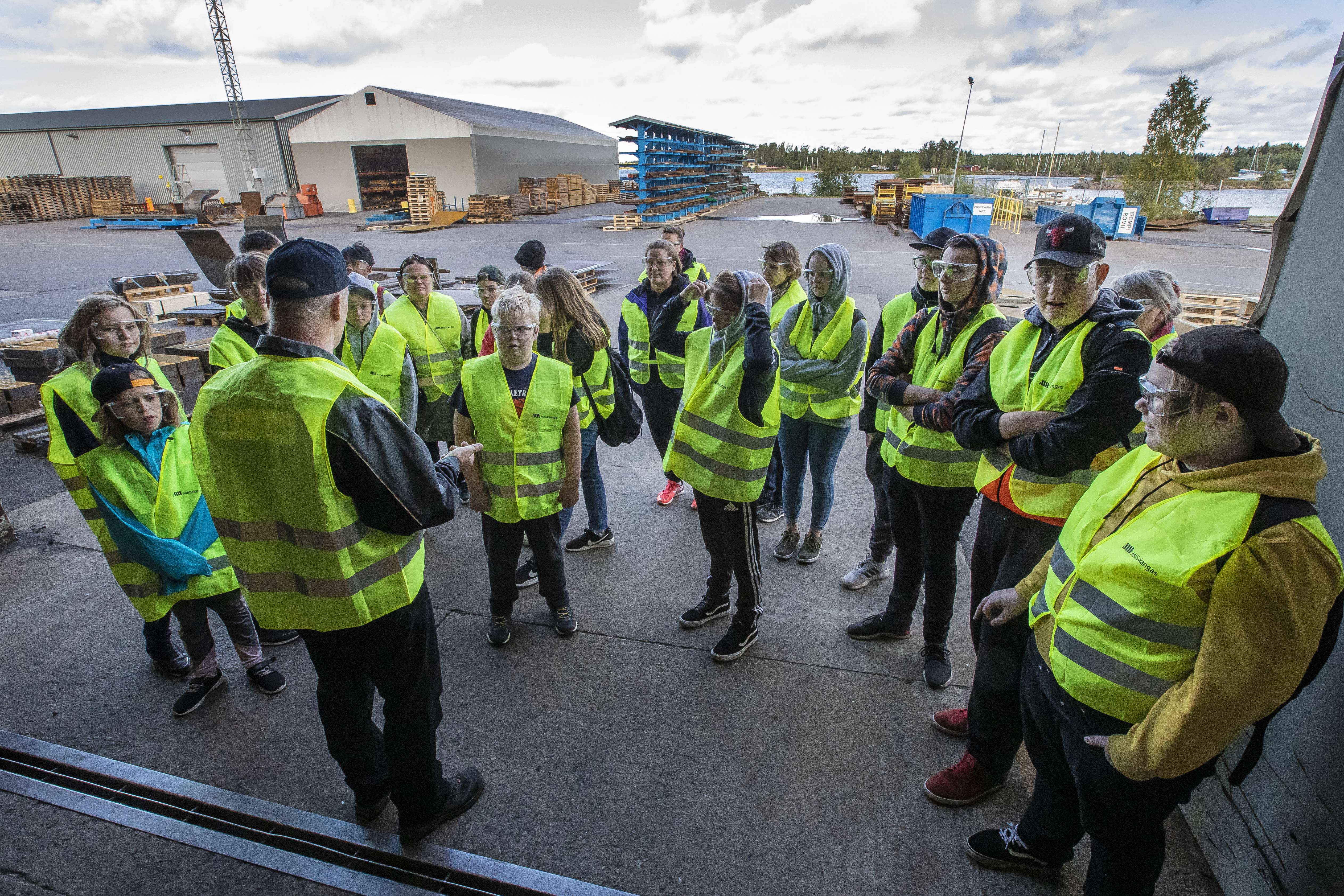 Kari Vimpari kertoi paitsi Ruonan historiaa myös sitä, mitä Miilukankaalla nykyisin tehdään.