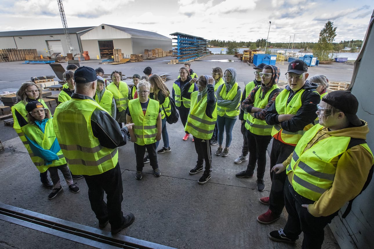 Kari Vimpari kertoi paitsi Ruonan historiaa myös sitä, mitä Miilukankaalla nykyisin tehdään.