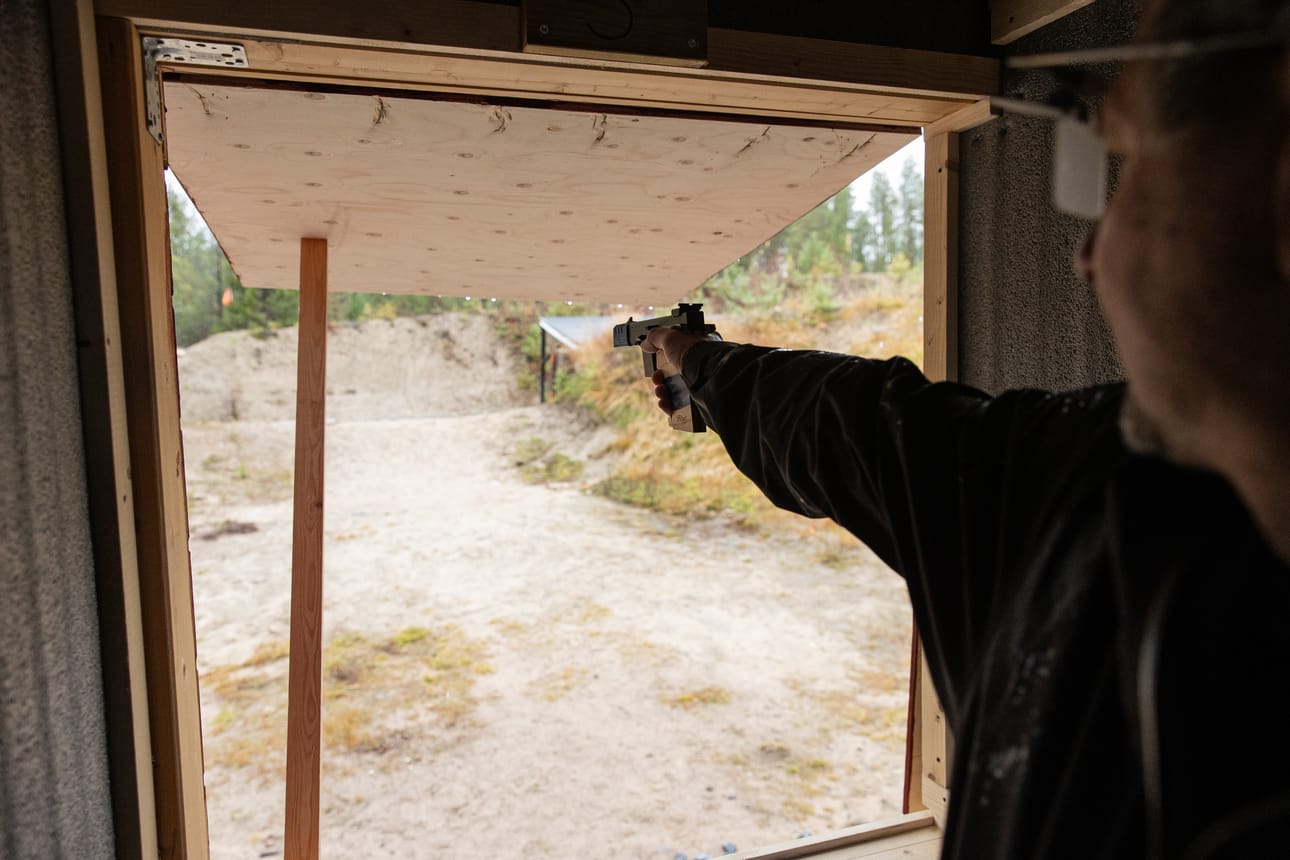 Kuusamon Ampujien ilmapistoolicupin 1.osakilpailu ammuttiin maanantaina Terveystalon alakerran ilma-aseradalla. Arkistokuva on lokakuulta Vääräjoen ampumaradalta. Kuvassa maanantain kisan Mika Mankinen näyttää mallisuorituksen miten pistooliradalla ammutaan .22. pienoispistoolilla.