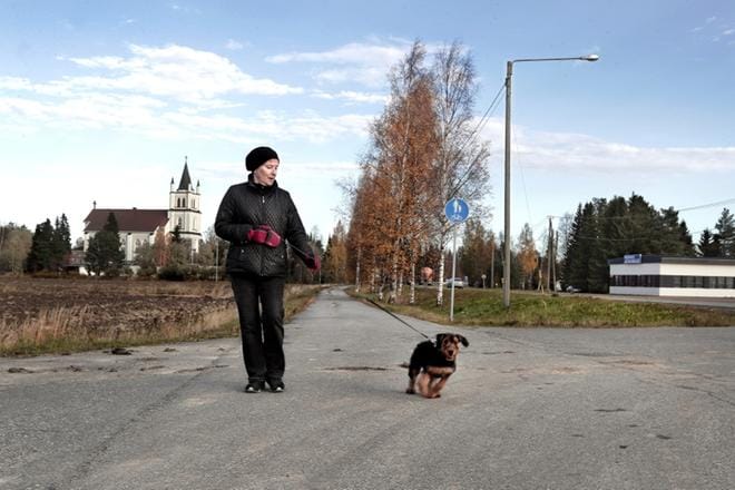 Irmeli Sippola sanoo, että terveyspalvelut ovat heikentyneet Ylistarossa kuntaliitoksen jälkeen. Lenkkikaverina kulki 3,5 kuukauden ikäinen airedalenterrieri Emma. KUVAT: JOUKO HÄNNINEN