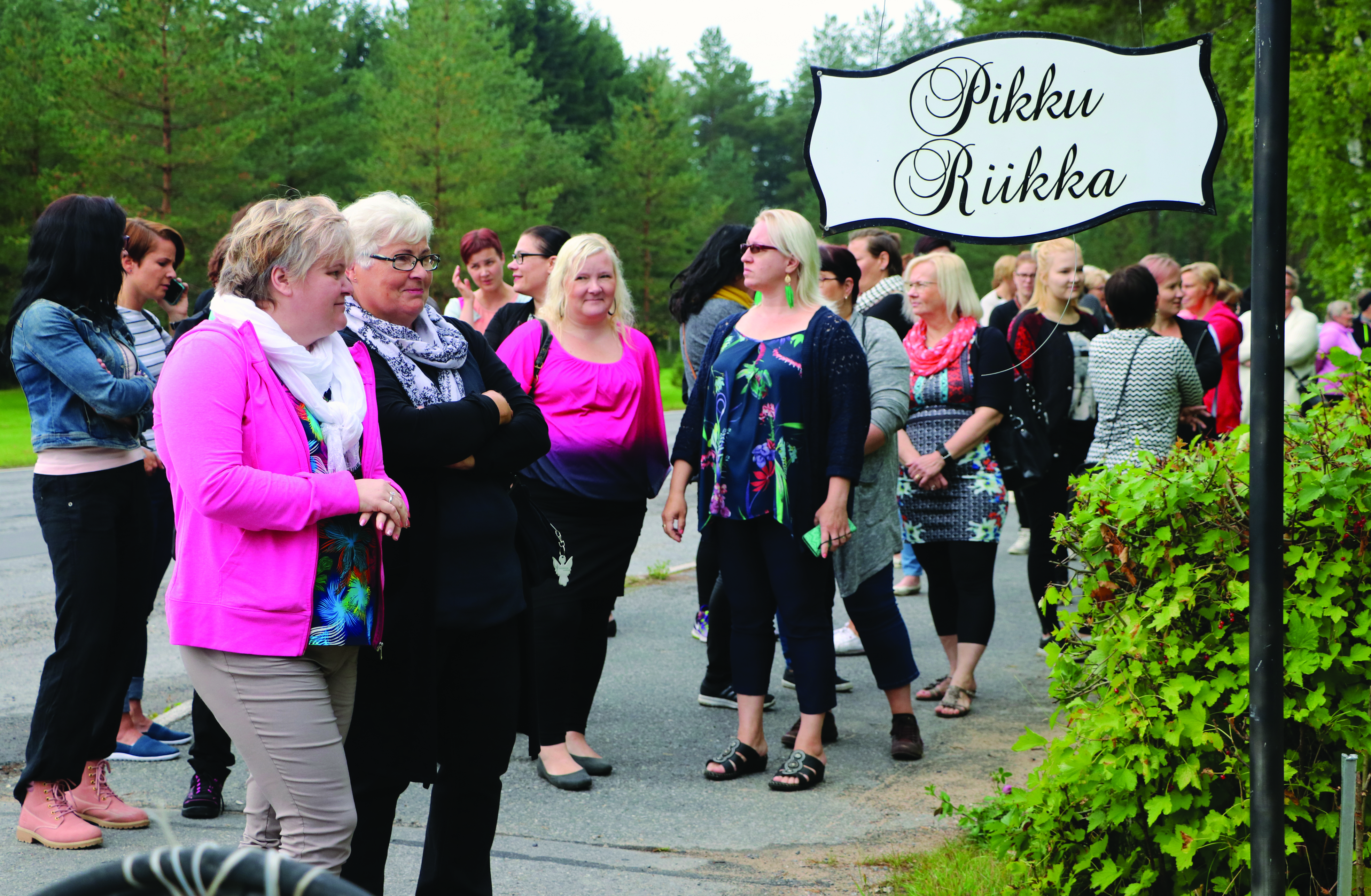 Jalkakäytävälle muodostui pitkä jono jo paljon ennen Pikku-Riikan aukeamisaikaa.