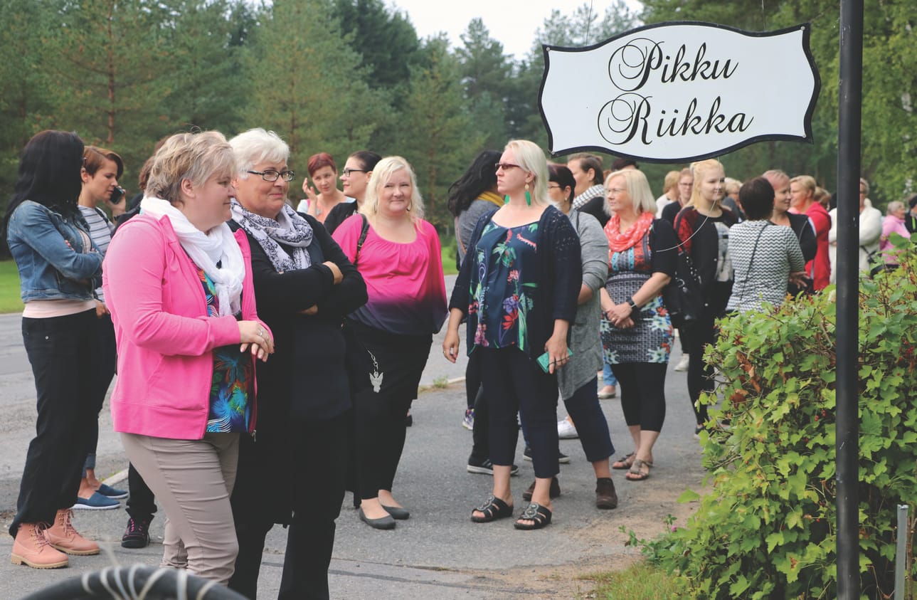 Jalkakäytävälle muodostui pitkä jono jo paljon ennen Pikku-Riikan aukeamisaikaa.