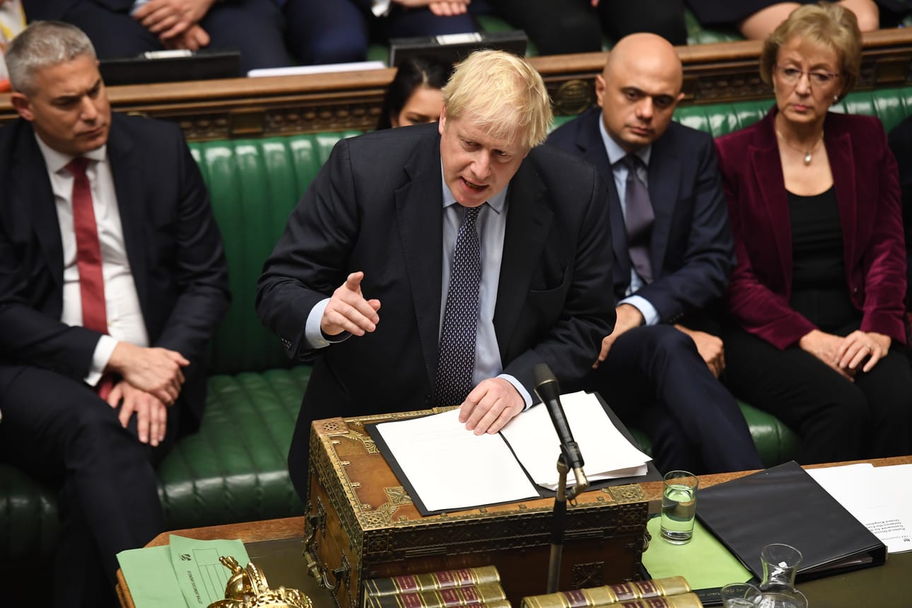 Pääministeri Boris Johnson, joka haluaa EU-eron kiireellä, kärsi kirvelevän tappion parlamentissa.