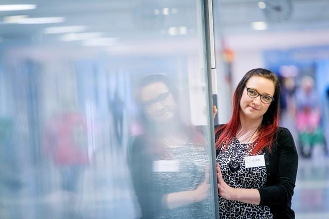 Riina Leipäjoki ei ole antanut vaikean sairauden lamaannuttaa itseään, vaan elää aktiivista elämää. Tällä hetkellä hän työskentelee osa-aikaisesti keskussairaalan Olka-toiminnassa. KUVAT: JAAKKO ELENIUS