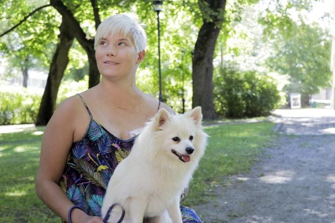 Heidi Foxell seuraa jalkapalloa yhdessä koiransa Noksin kanssa. KUVA: LOTTA MIKKILÄ