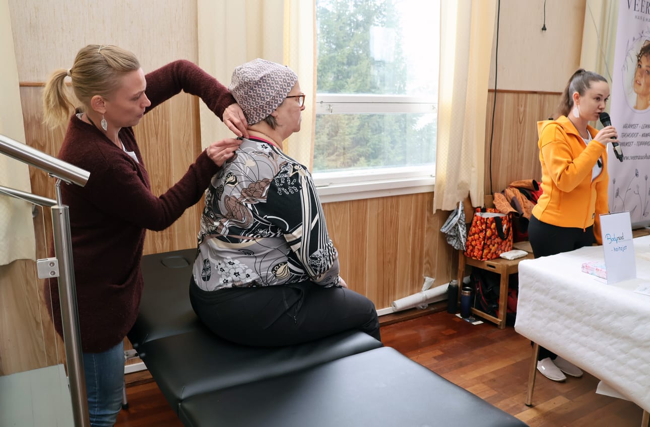Lapualaisen Energiapolun yrittäjä Tiina Salo teki Pirkko Lassilalle asentovirheen mittauksen. Sanna Kotanen seinäjokelaisesta Energiapirtistä kertoi samalla yleisölle, mitä energiahoito on.