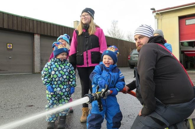 Julius Tammela, 4, ja Mila Mäki, 10, katsoivat, kun Eemil Tammela, 3, ampui vesisuihkun keiloihin Tony Sivulan avustuksella.
