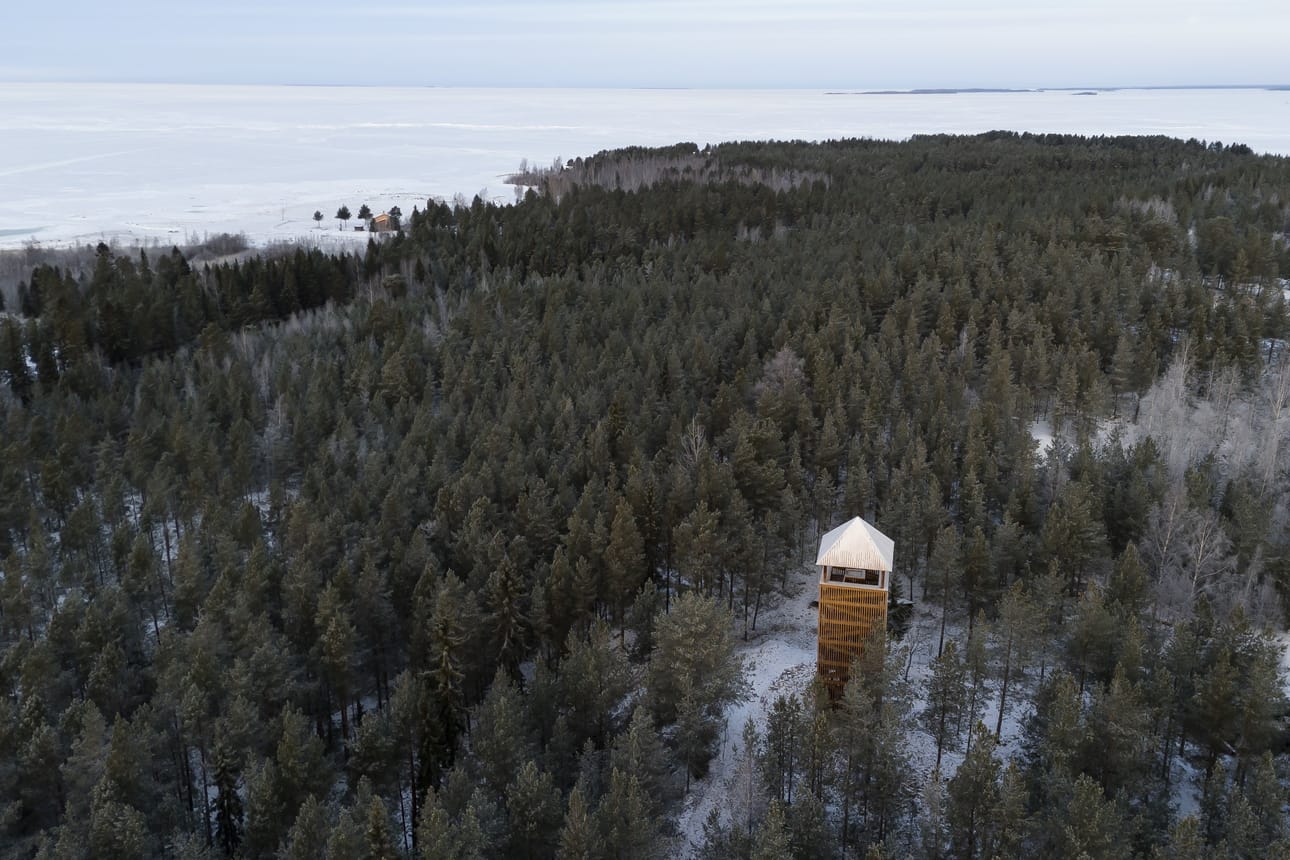 Näkötorni sijaitsee aivan merenrannan läheisyydessä.