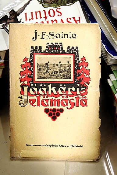 Oulun Kirja-Antikvariaatin omistaja Antti Kiviniemi myöntää että joskus tulee joitain teoksia myytyä yhtä aikaa sekä liikkeessä, että netissä. Silloin täytyy vain nettiasiakkaalle ilmoittaa että tuotetta ei enää ole.