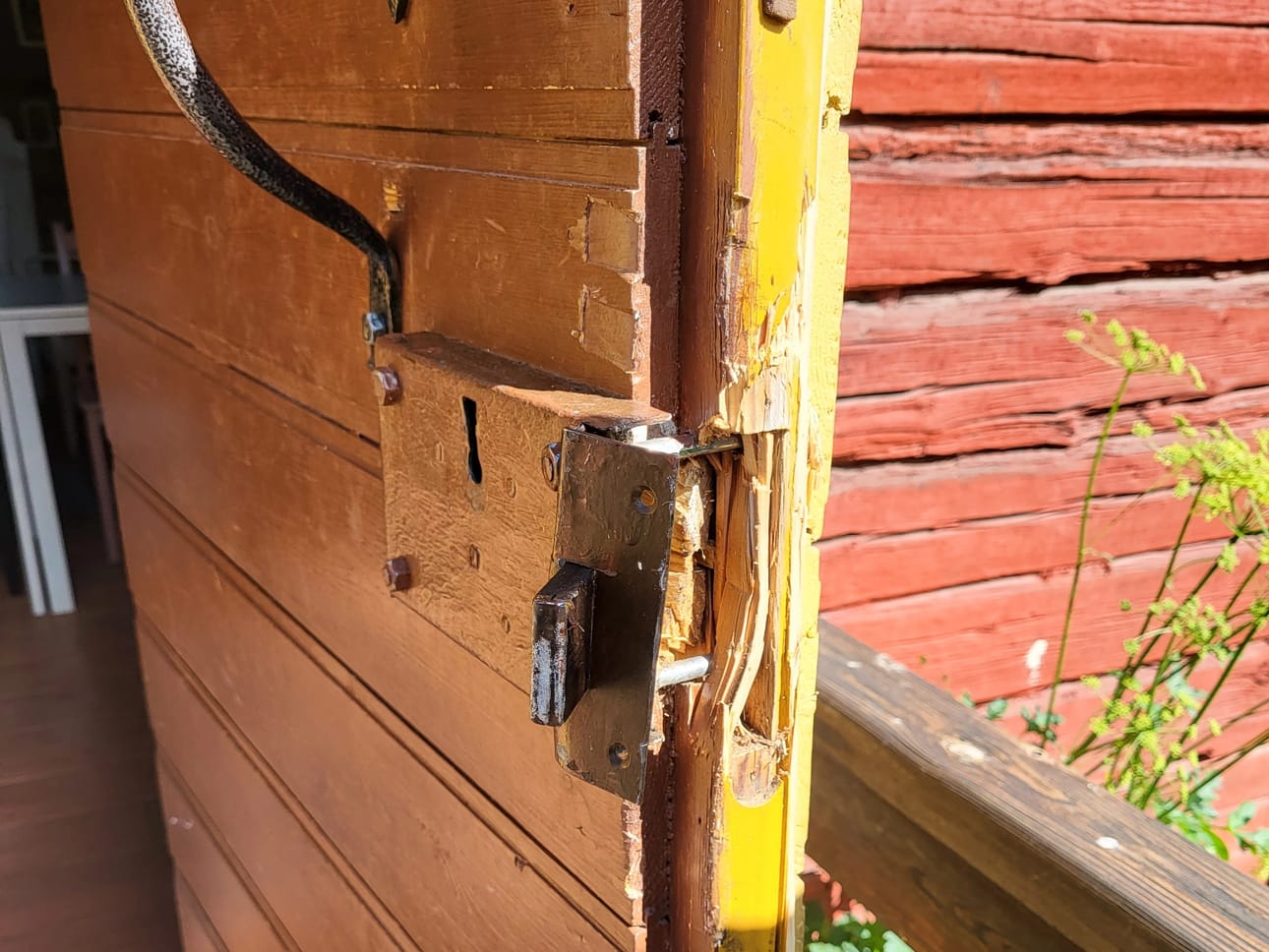 Yrittäjä Kirsi Pukkinen sanoo, että kahvilan ovi on luultavasti väännetty auki sorkkaraudalla.