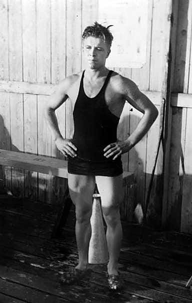 Lontoon olympialaisten suomalaiset taidemitalistit radiohaastattelussa 1948. Vasemmalta säveltäjä Kalervo Tuukkanen, runoilija Aale Tynni, arkkitehti Yrjö Lindegren ja arkkitehti Ilmari Niemeläinen. He olivat matkustaneet Lontooseen palkintoja hakemaan Arcturus-laivalla yhdessä muiden suomalaisten kilpailijoiden kanssa.