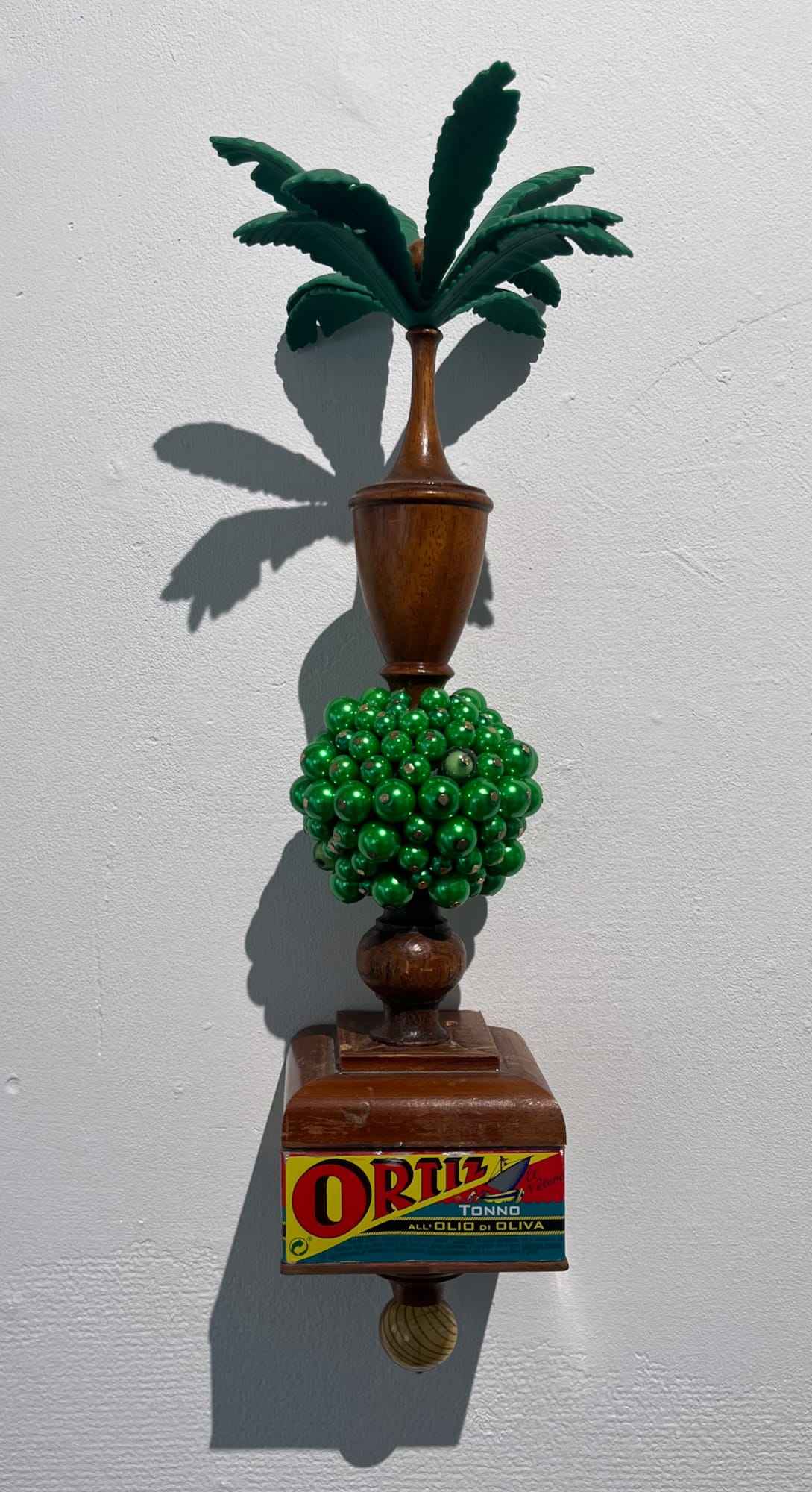 Kalle Nurmisen kierrätysmateriaaleista toteuttamia esinekollaaseja on nähtävillä taiteilijan Rematerialkunstmuseum-näyttelyssä Galleria 5:ssä. Kuvassa Nurmisen teos La capture verde, 2026.
