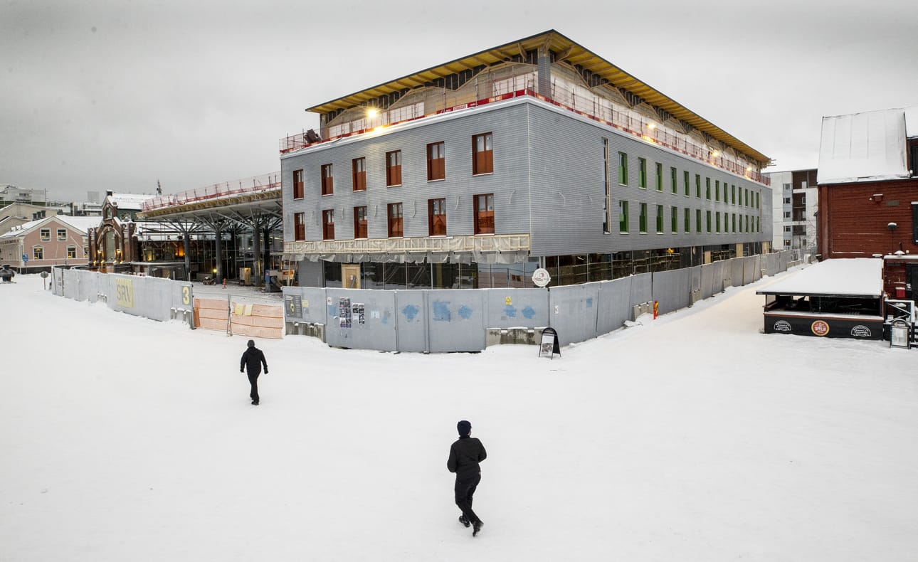 Torihotellin rakentaminen jatkuu, vaikka työmaalla oli joulun jälkeisenä maanantaina hiljaista.