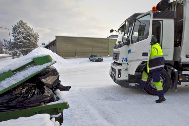 Viimeaikojen liukkaus teillä on haitannut ja jopa estänyt jätekuljettajia tekemästä työtään. Ojaanajojakin on sattunut.