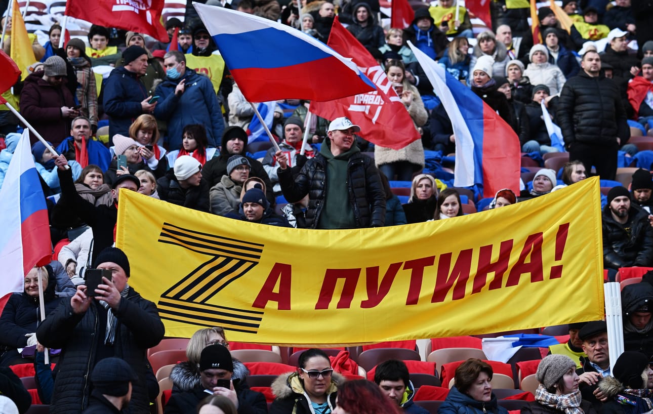 Enemmistö Venäjän väestöstä on 23 vuoden ajan joko kannattanut Vladimir Putinin politiikkaa tai ainakin hiljaa hyväksynyt hänen toimensa. Moskovan Luzhnikin stadionilla järjestettiin 18.3.2022 näytöstyylinen mielenosoitus teemalla Putinin puolesta. Kuvastoon kuului myös sotaa Ukrainassa kannattava Z-merkki.