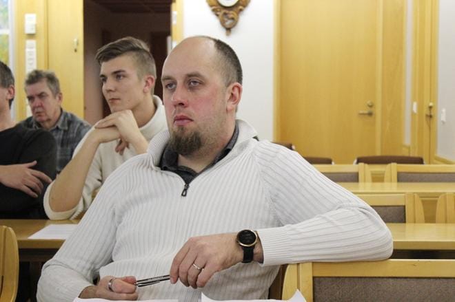 Valtuusto valitsi kirkonkyläläiset Marko Sahakosken (edessä), Rami Aallon ja Pentti Haaranojan uusiin lautakuntiin. KUVA: MINNA ZILLIACUS