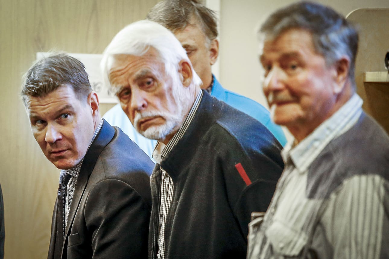 Asiamies Jari Korhosen avustaja Jarno Lakkala ja Kittilän pitkäaikainen valtuutettu Torsti Patakangas odottelivat käräjäsaliin pääsyä väentungoksessa.