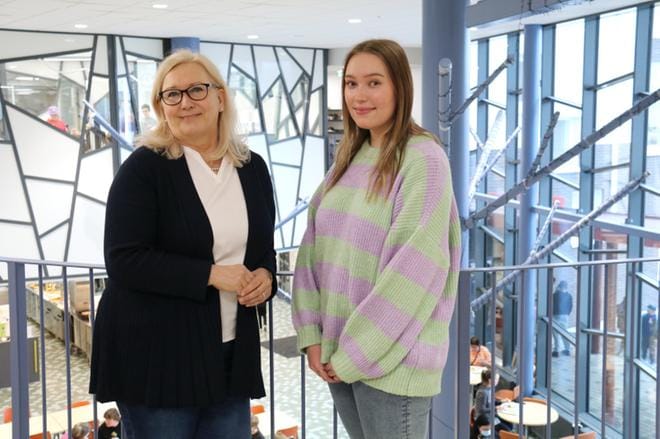 Suomen-Amerikka Yhdistysten Litto palkitsi Päivi Pieti-Granatin Vuoden englanninopettajana ja Vilma Niemisen valtakunnallisen kirjoituskilpailun parhaana. KUVA: ANU NAHKALA