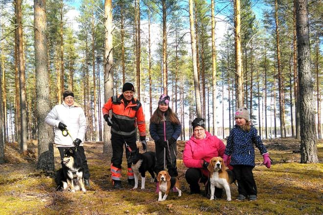 Merja Mäkitalo, Tapio Kangastie, Päivi Åttman ja Ilona sekä Essi Koskinen koirineen odottavat talkoiden alkamista ja koirapuiston valmistumista. KUVA: JENNI KOSKINEN