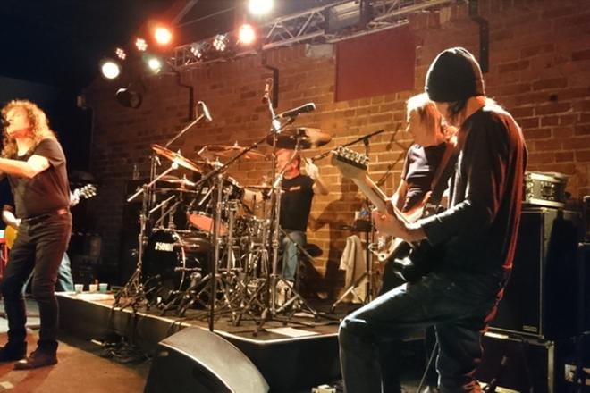 Phil Rudd Band eteni suoraviivaisesti AC/DC:n hengessä Vaasan WS Arenalla pitkänäperjantaina. Kuva: Toni Viljanmaa