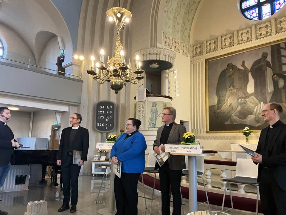 Yksi heistä on Alavuden tuleva kirkkoherra. Kirkkoherranvaalissa ehdolla ovat oikealta Kalle Peltokangas, Jarkko Siekkinen, Johanna Salminen ja Olavi Saurio, jotka avasivat ajatteluaan ehdokkaille järjestetyssä vaalipaneelissa.