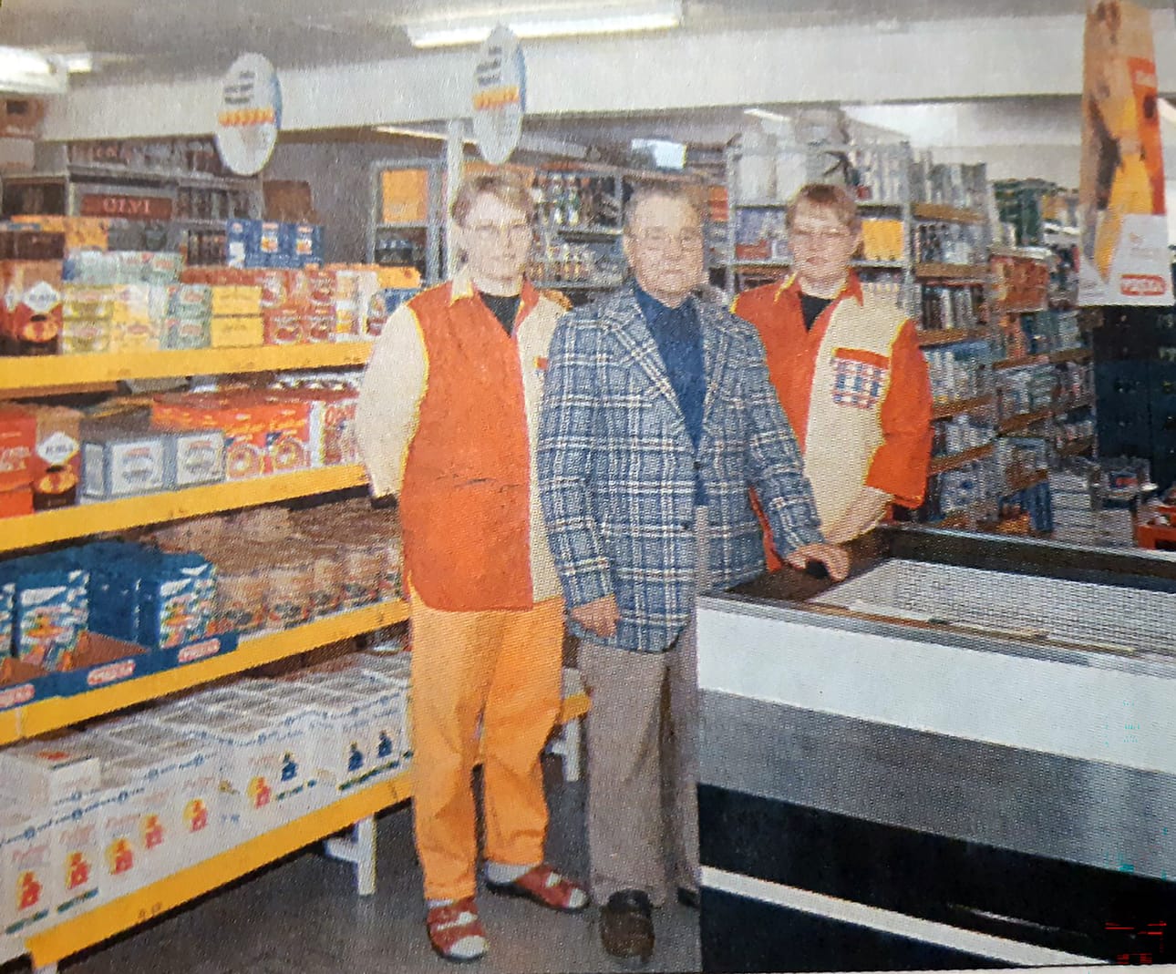 Airi Pitkänen (vas.), Samuli Pitkänen ja Arja Pitkänen toivottavat väen kakkukahville ja limsalle kyläkaupan juhlaan.