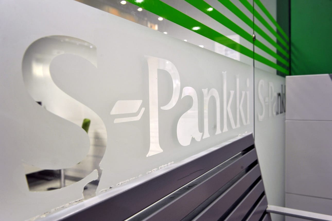 Helsingin käräjäoikeus on tuominnut 21-vuotiaan miehen vankeuteen S-Pankin asiakkaisiin kohdistuneista huijauksista. Kuvituskuva. LEHTIKUVA / Irene Stachon