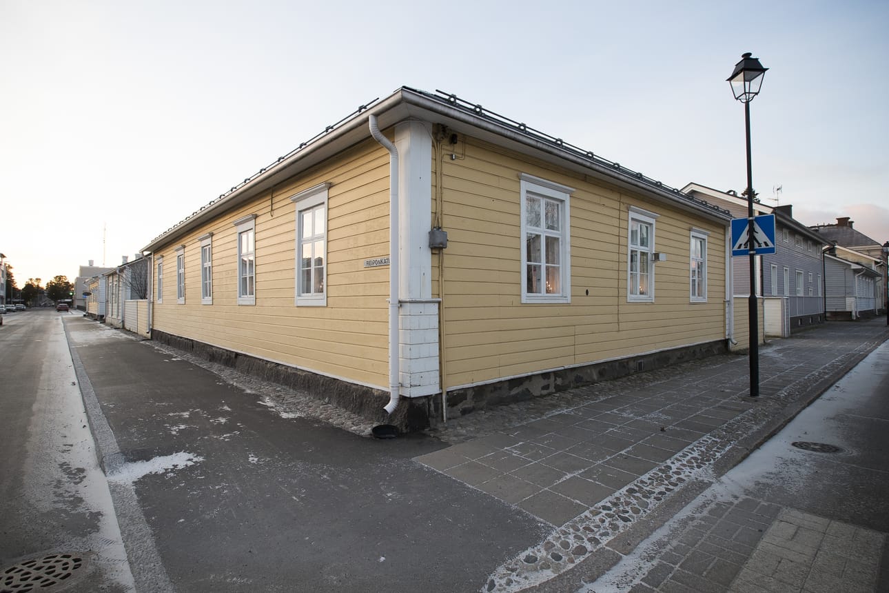 Erkki Krekilän koristelema ensimmäinen jouluikkuna avautuu Koulukadun ja Reiponkadun kulmatalossa Koulukadun puolella.