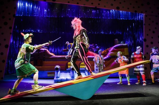 Peter Panin roolissa nähdään Emmi Kangas, ja Ville Seivo on Kapteeni Koukku. Kuvat: Linus Lindholm
