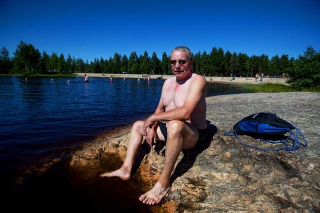 Seinäjokelainen Rafael Frans nautiskeli helteestä uimareissunsa jälkeen Kyrkösjärvellä.