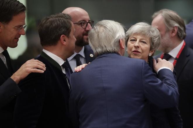 EU-komission puheenjohtaja Jean-Claude Juncker toivottaa Britannian pääministerin Theresa Mayn tervetulleeksi EU-huippukokoukseen. KUVA: OLIVIER HOSLET