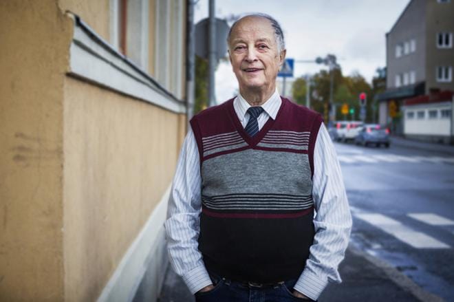 Kirjoittaminen on Armas Kuusistolle terapiahetki. – Kun saan kynän käteen, muut asiat unohtuvat. Kuva: Selma Paavola