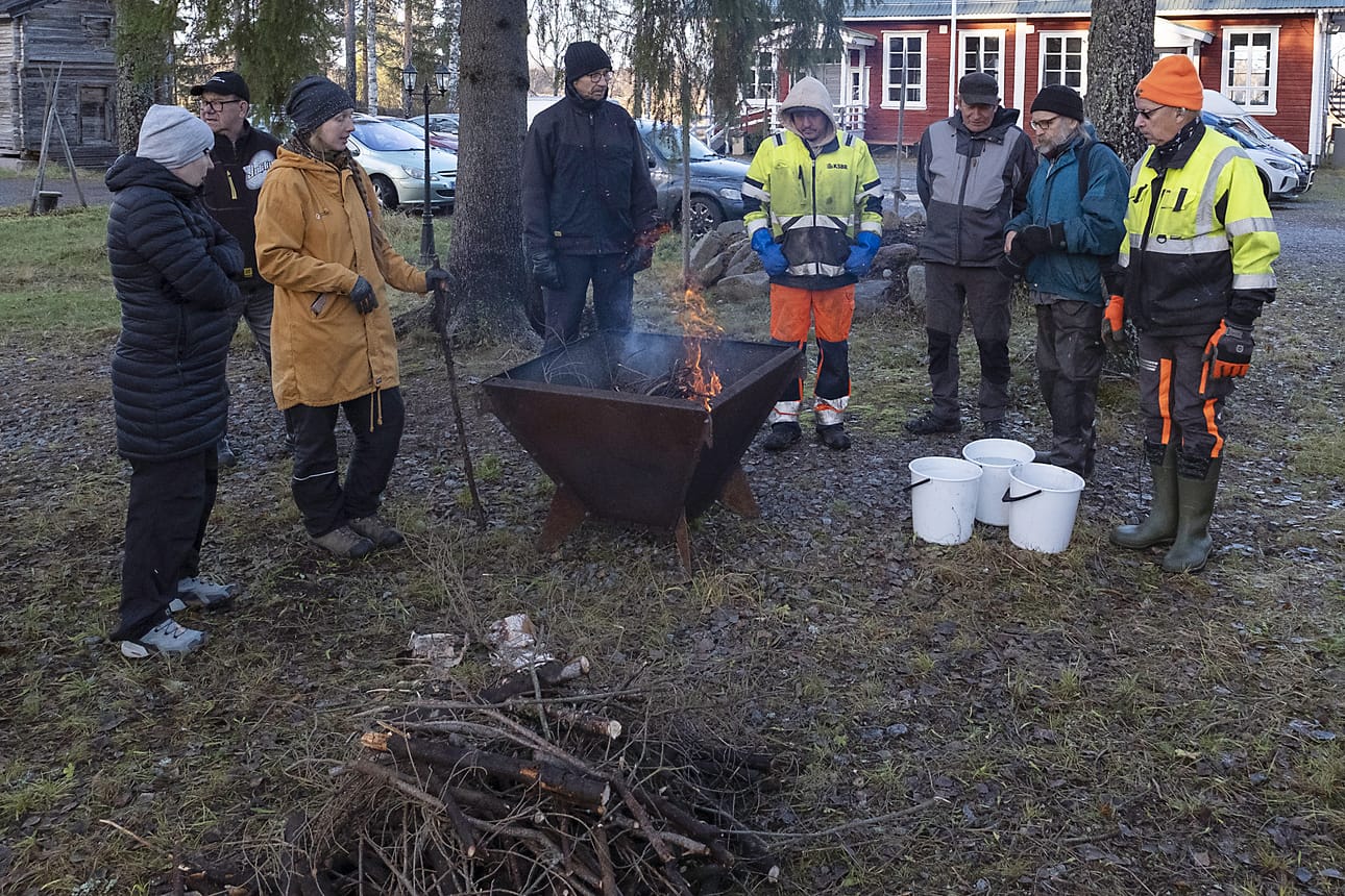 Biohiilen valmistaminen kiinnosti päivän aikana yli 20 henkilöä.