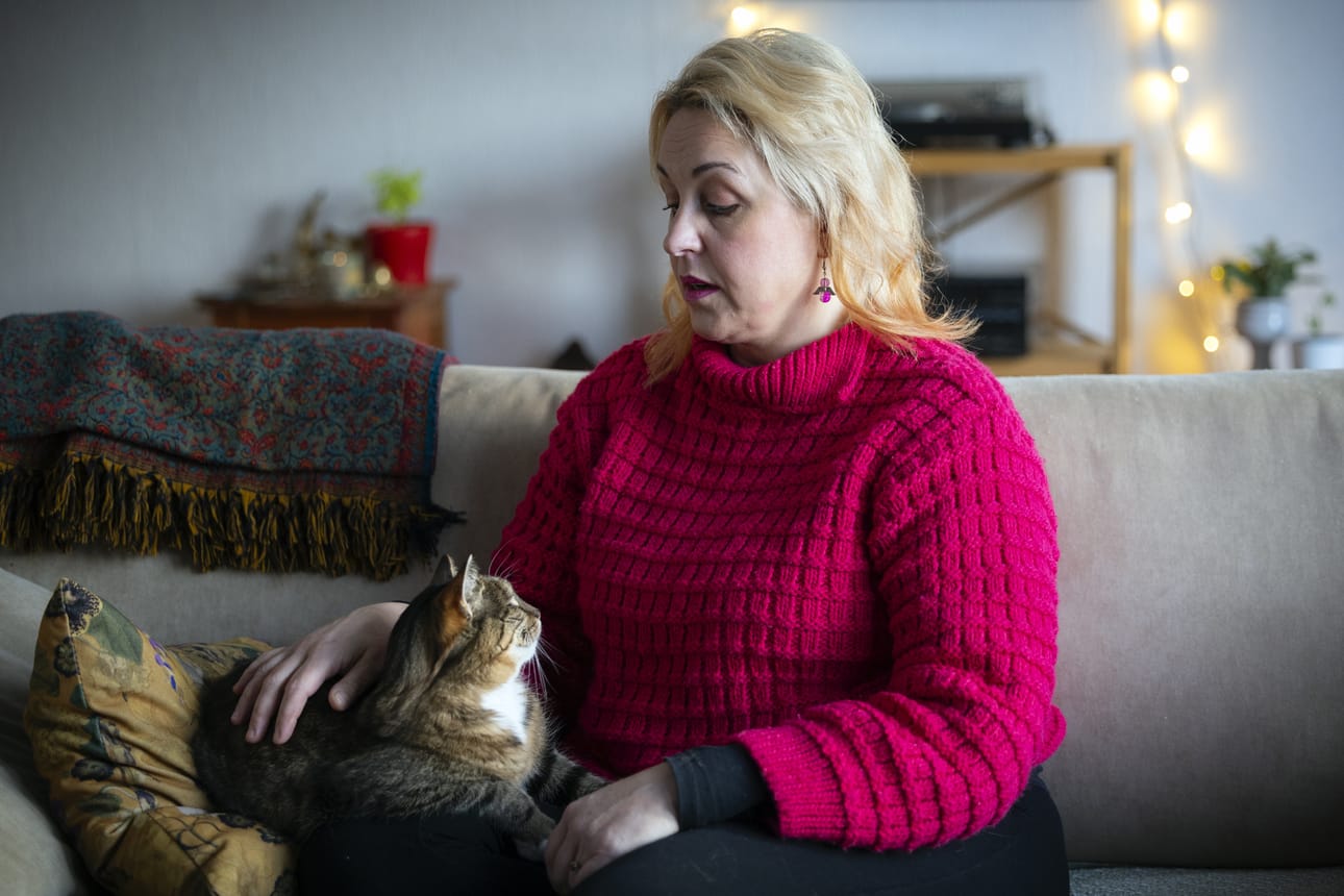 Jenni Metsälä työskenteli vuosia päihdekuntoutuksessa ja nautti työstään. Vaikka väkivallan uhka oli hänen työssään aina läsnä, meni pitkään ennen kuin hän koki sitä. Kokemus pysäytti ja muutti elämän suunnan.