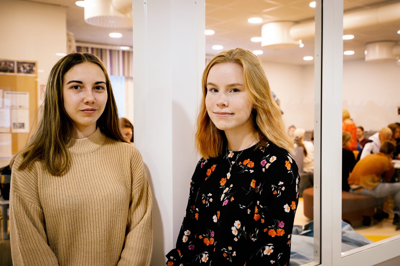 Jenna Santikko ja Ella Honkanen pitävät omaa lukiota tärkeänä houkuttimena kunnan nuorille. Neljä vuotta sitten remontoituihin tiloihin lukiolaiset ovat saaneet muun muassa oman taukotilan, jossa heillä on käytettävissään jääkaappi, mikro, kahvinkeitin ja musiikkisoittimet.