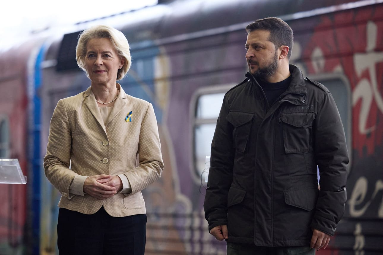 Euroopan komission puheenjohtaja Ursula von der Leyen (vas.) tekee tänään lyhyen vierailun Ukrainaan. LEHTIKUVA/AFP/Ukrainian Presidential Press Service