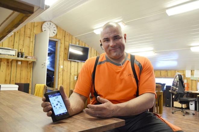 Aki Sammalisto näkee kännykästään, missä yrityksen autot ovat menossa. Syksyllä Sammaliston lipun alla alkaa kokeiluluvalla liikennöidä myös normaalia suurempi HCT-rekka. Hankkeessa selvitetään tulevaisuuden rekan optimaalisia mittoja, massoja ja tekniikkaa. KUVA: MINNA SALORANTA