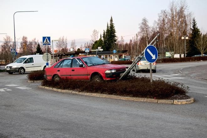 Liikenteenjakajan keskelle suistunut auto oli paikoillaan vielä maanantaina aamupäivällä. KUVA: JORMA HAVULA