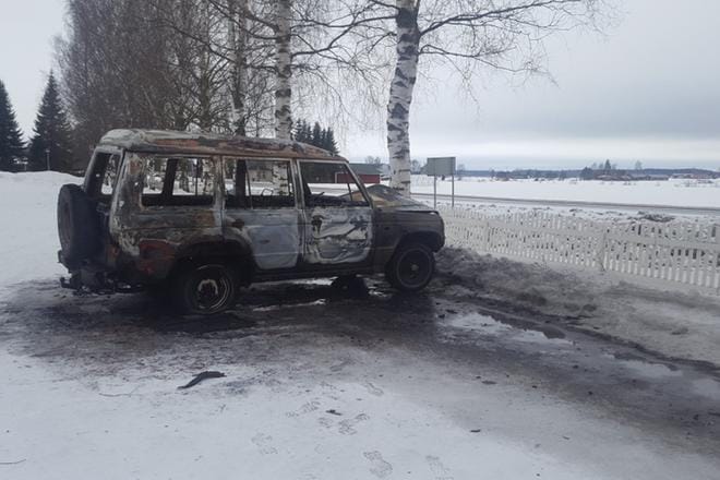 Palanut auto seisoi lauantaina parkkipaikalla kirkon vieressä. KUVA: SARIANNE TEKONIEMI