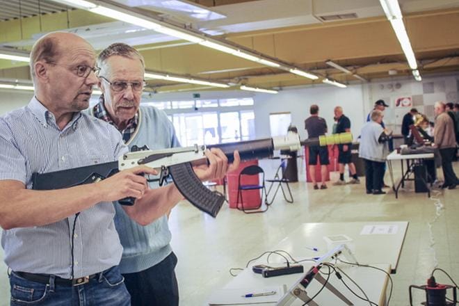 MPK:n puheenjohtaja Tapio Peltomäki ampui ekoaseella entisessä S-Marketin tiloissa, jossa häntä opasti Yrjö Petäjä. Ekoaseen toiminta perustuu infrapunavaloon ja kameraan. KUVA: TARJA RIIHIMÄKI