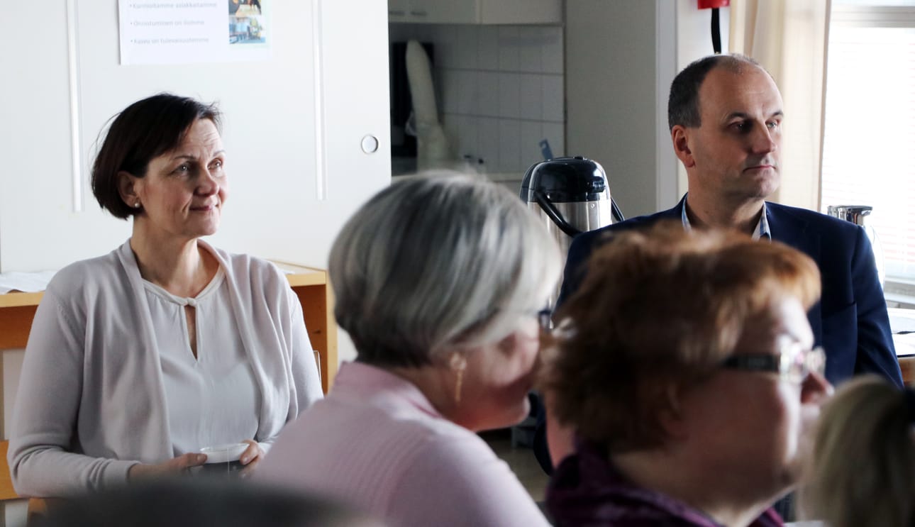 Elina Vehkala, Mika Aalto ja joukko opetushenkilökuntaa kuunteli tarkasti, kun SPK:n toimitusjohtaja Paula Ilola kertoi yrityksen toiminnasta.