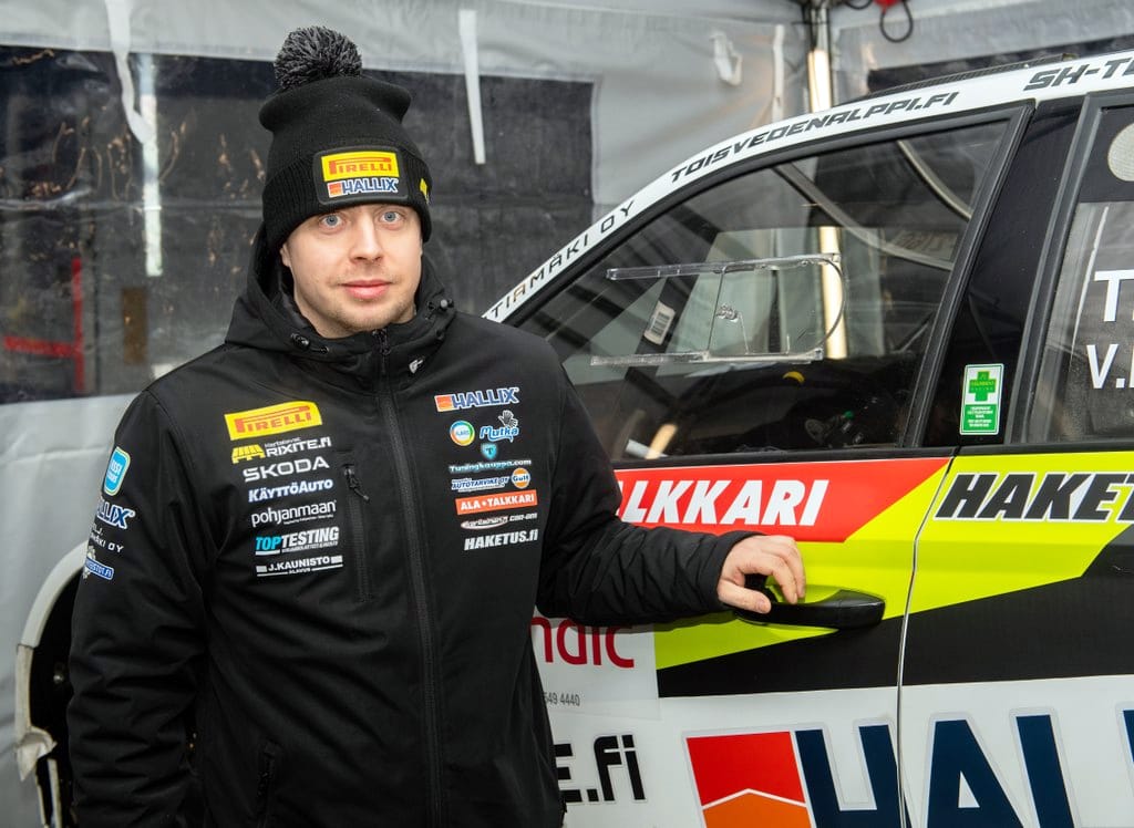 Teemu Asunmaa Arctic Lapland Rallyn päivähuollossa lauantaina.