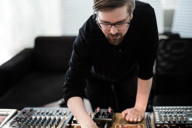 Vaasalainen dj Vesa-Matti Kivioja on yksi esiintyjistä, jotka JC Söderholm on buukannut. Kovassa nousussa oleva Vesa-Matti ammentaa vaikutteita ambientista ja vanhasta discomusiikista aina tämän päivän houseen ja teknoon. –Viime viikonlopun keikka Turussa räjäytti tanssilattian, tietää Söderholm.
