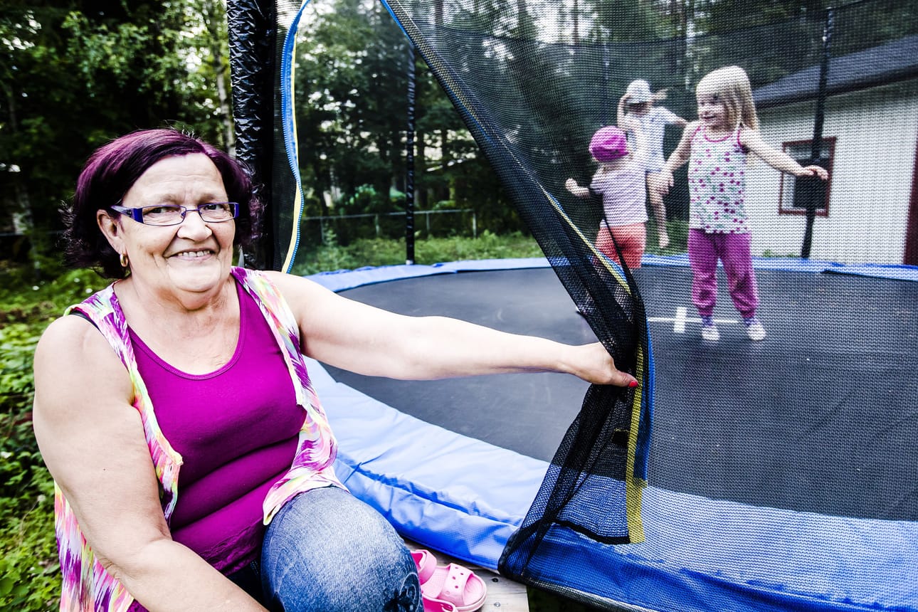 Arja Juholalle muutto Kittilästä Rovaniemelle oli onnistunut ratkaisu. Uudella kotipaikkakunnalla asuu kuusi lasta ja yhdeksän lastenlasta. -Kannattaa valita sellainen asunto, että mahdollisimman moni lapsi mahtuu yökylään yhtä aikaa, Juhola neuvoo muuttoa suunnittelevia. Trampoliinilla hyppivät lapsenlapset Jade, Mette ja Saaga Poikela.